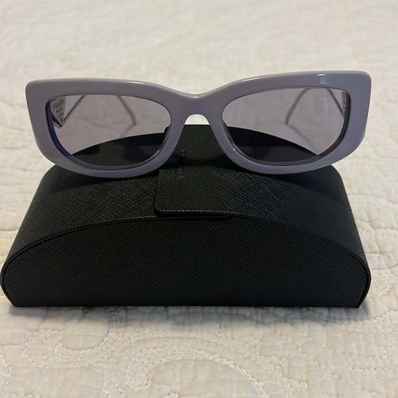 Brandnew Prada sunglasses comes with case - Picture 2 of 5